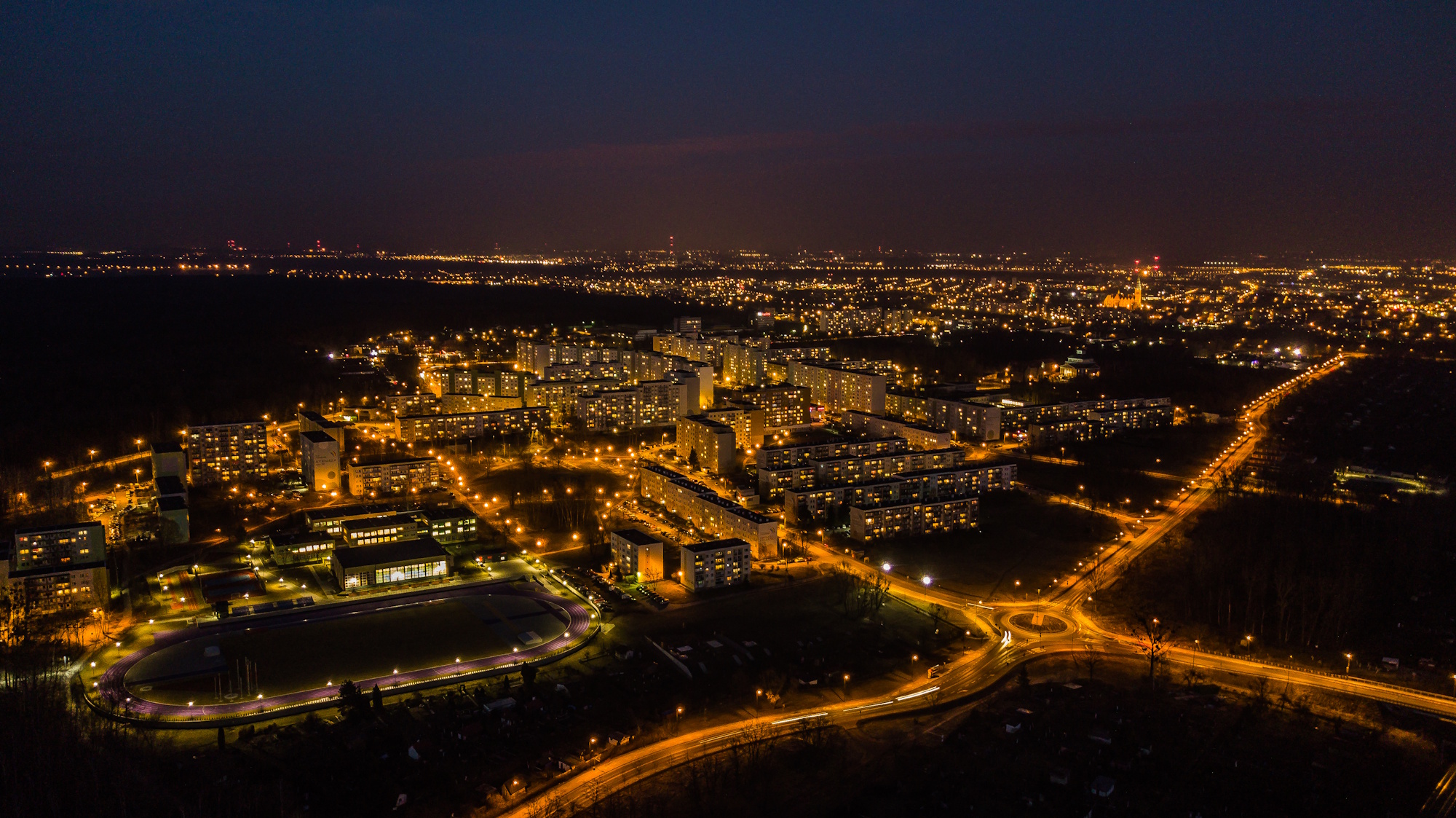 Rozświetlona dzielnica Kopernika nocą, ujęcie z góry