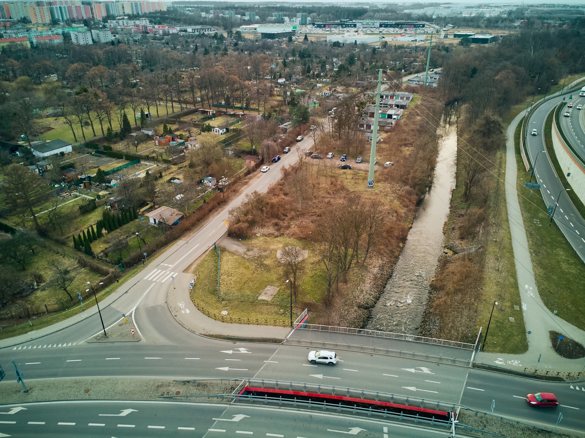 Miasto ogłosiło przetarg na budowę pierwszego etapu ciągu pieszo-rowerowego wzdłuż Kłodnicy – inwestycji, która ma nie tylko poprawić codzienną mobilność, ale też otworzyć rzekę na mieszkańców, zmieniając jej okolice w atrakcyjną przestrzeń rekreacji na świeżym powietrzu.