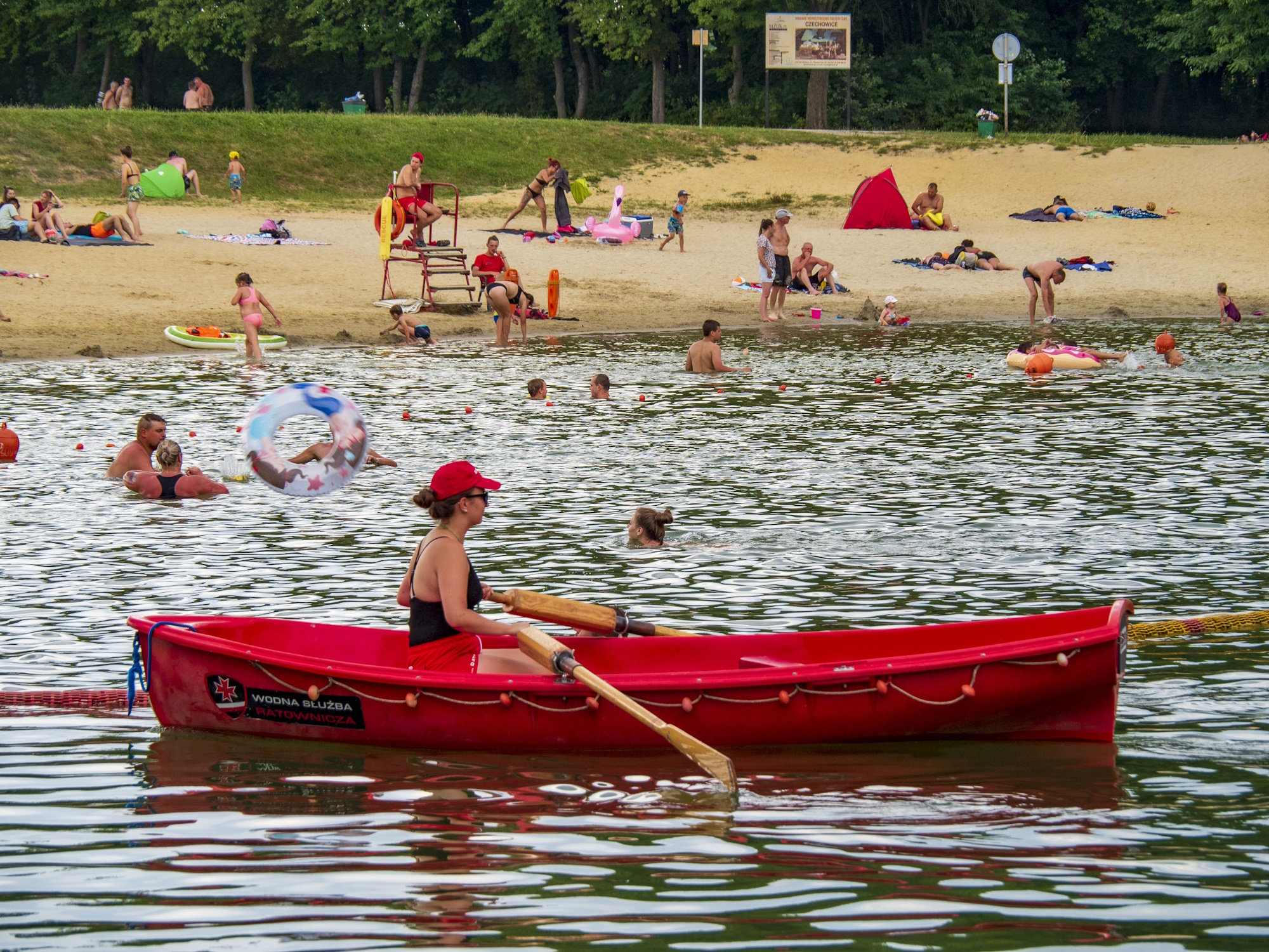 ratowniczka w łodzi pływa przy plaży