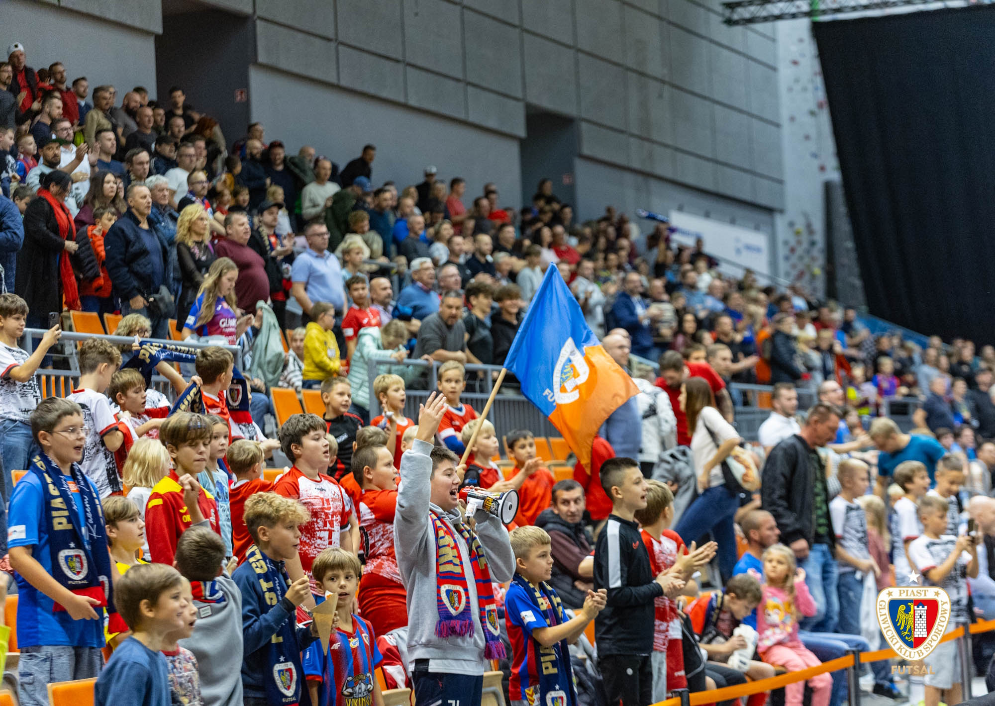 Kibice dopingujący drużynę Piasta Gliwice Futsal