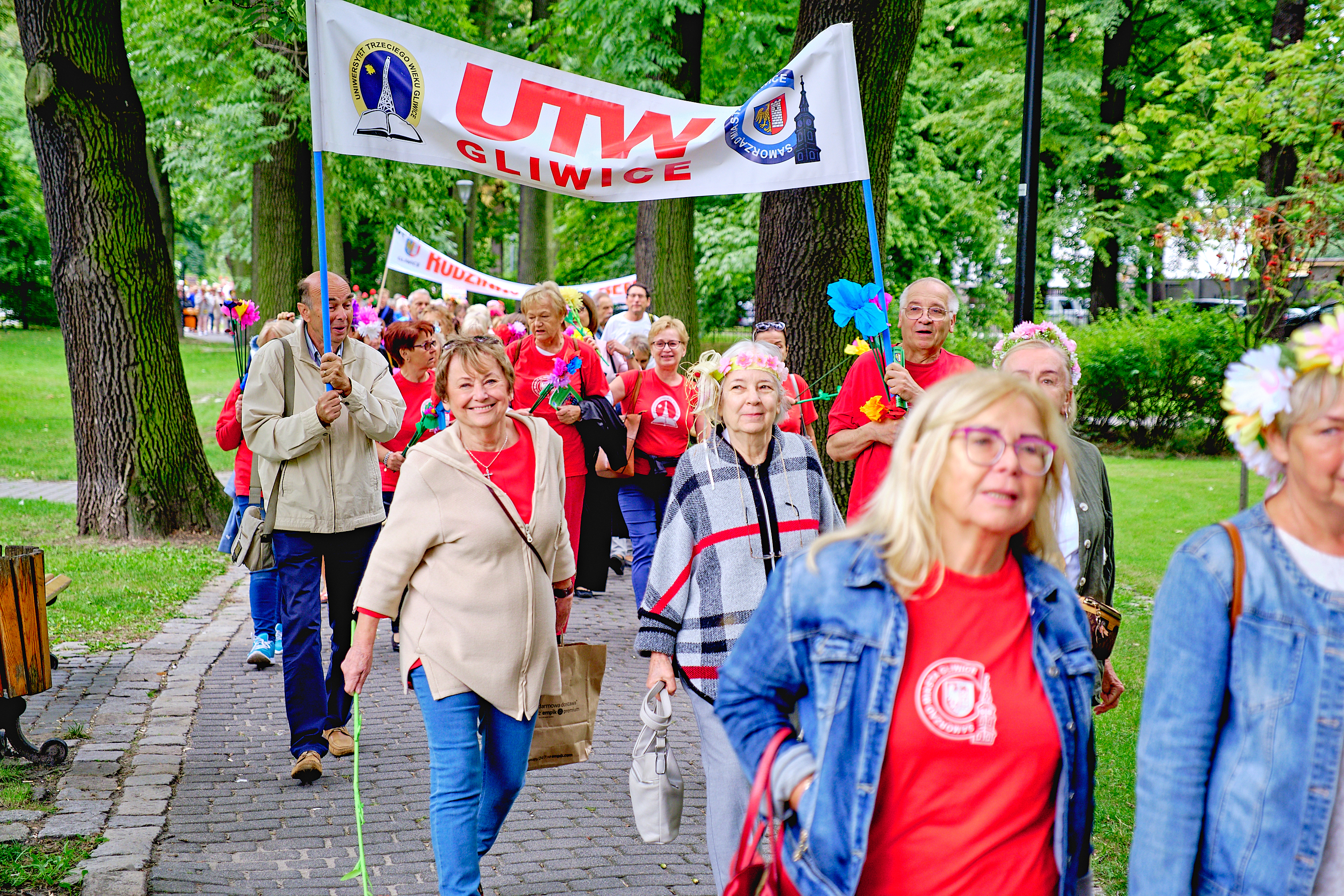 Uczestnicy parady na Pikniku Seniora 2022