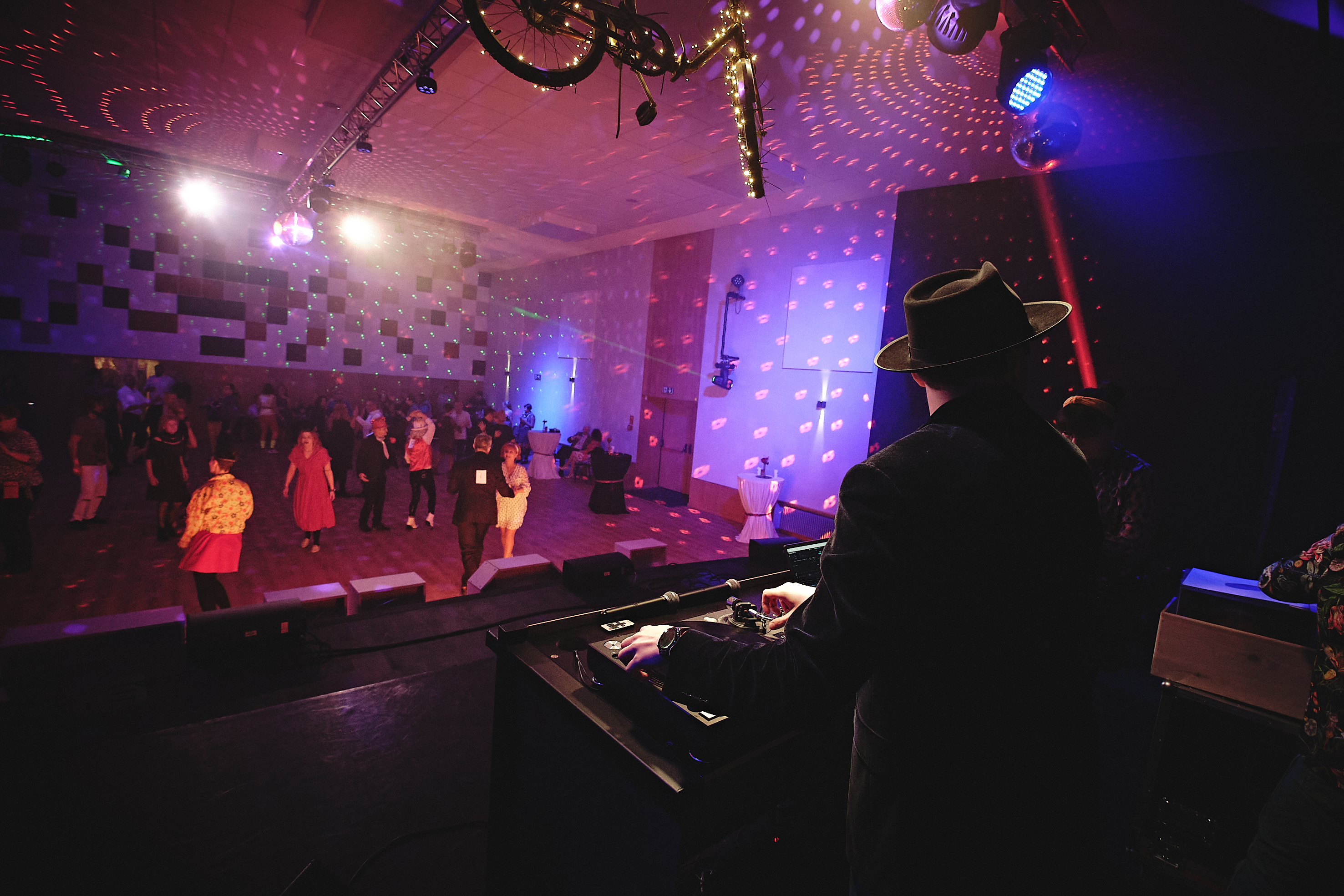 DJ na scenie, ludzie na parkiecie
