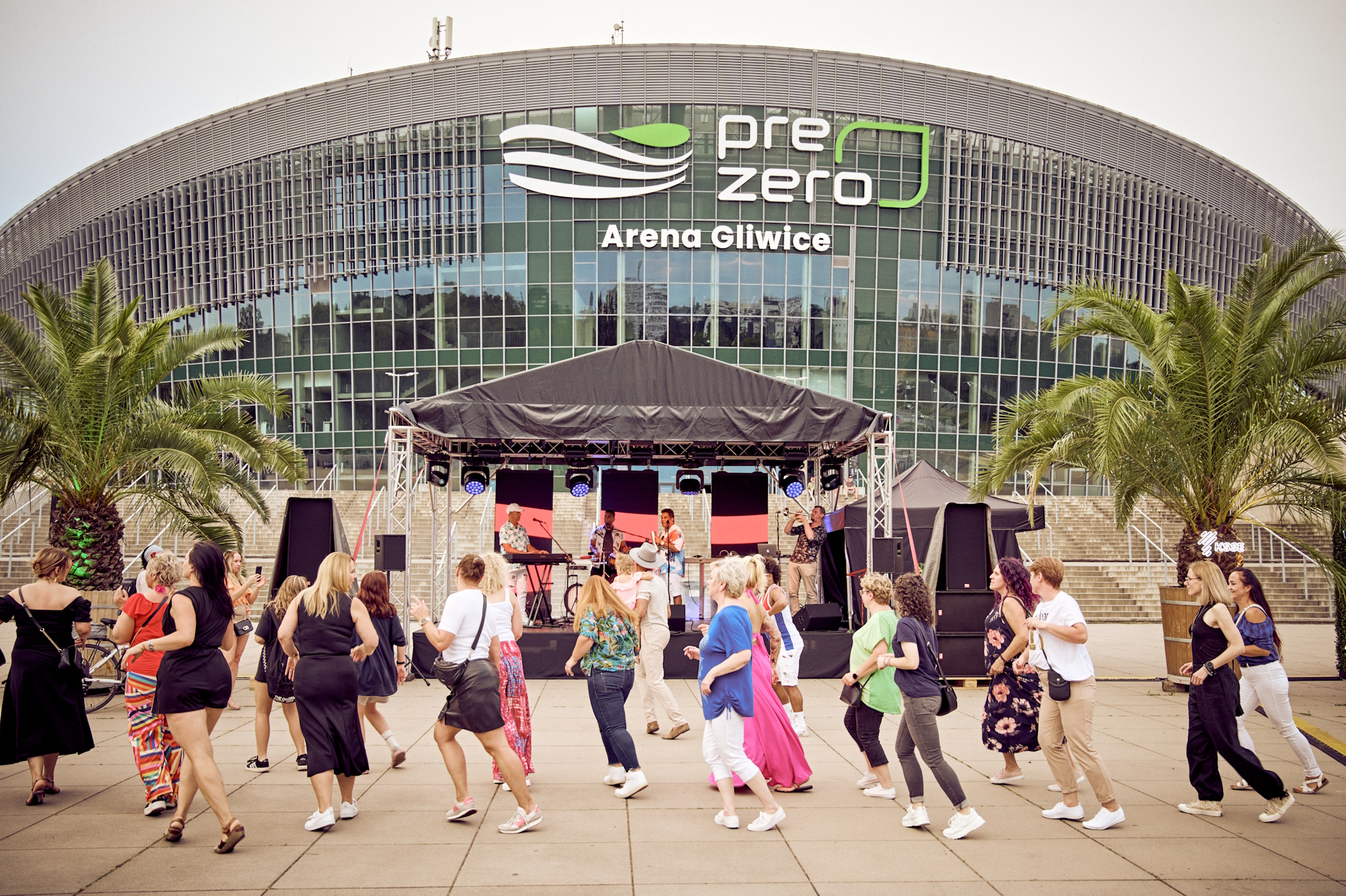 Scena i ludzie przed PreZero Areną Gliwice