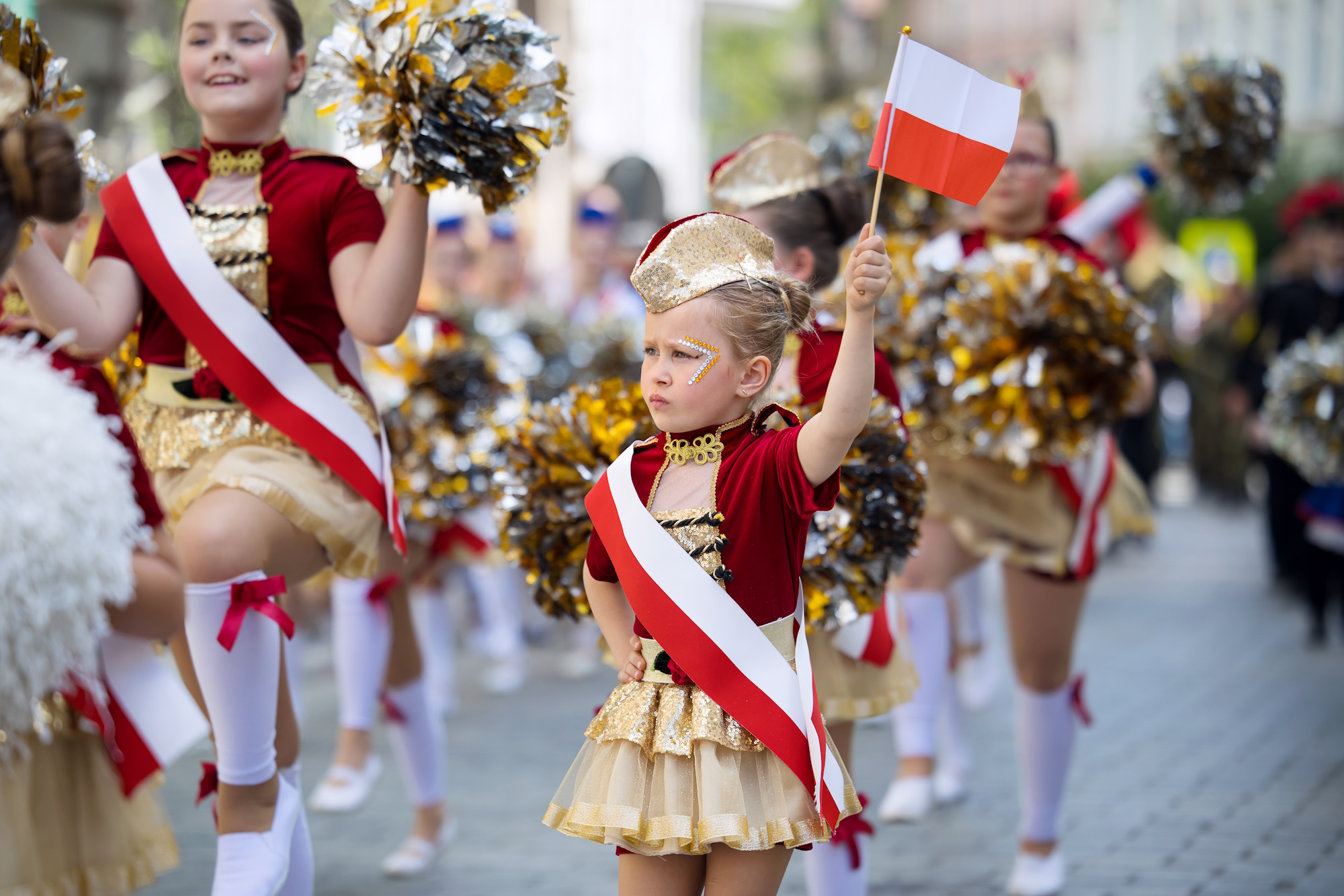 Dziewczynka z flagą Polski