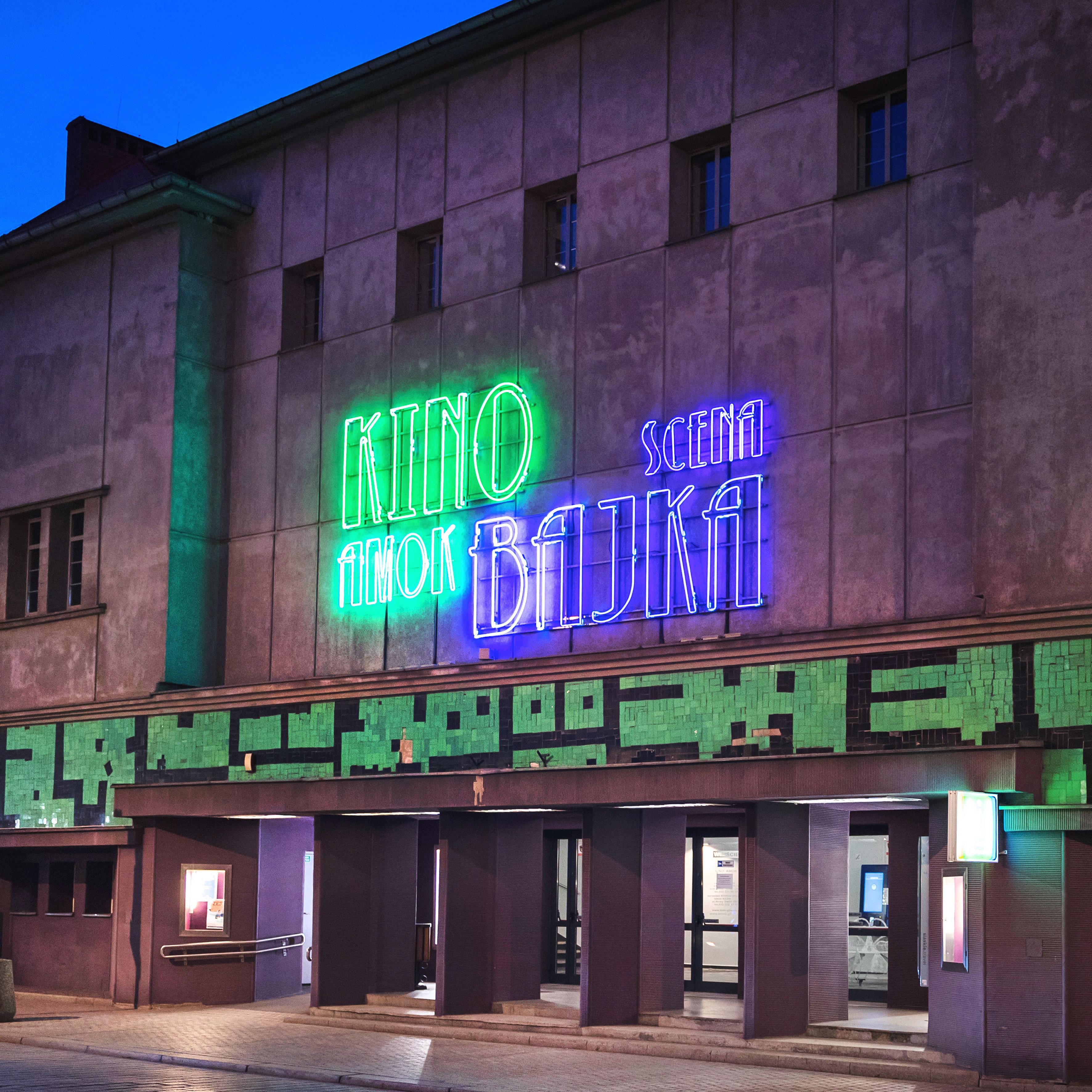 Wejście do Kina Amok z zewnątrz
