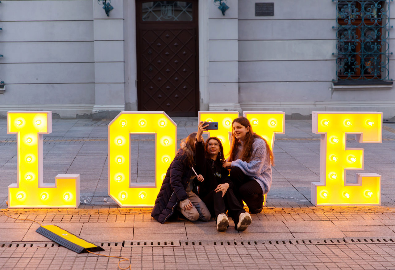 dziewczyny pozujące na tle neonu Love