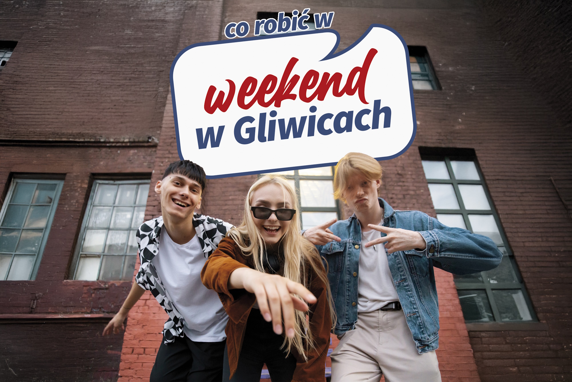 Troje nastolatków na tle kamienicy. W tle napis ,,Co robić w weekend w Gliwicach"?