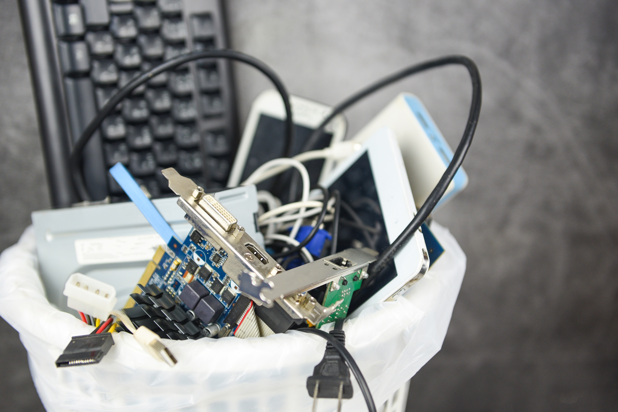 Zdjęcie sprzętu elektrycznego i kabli w koszyku