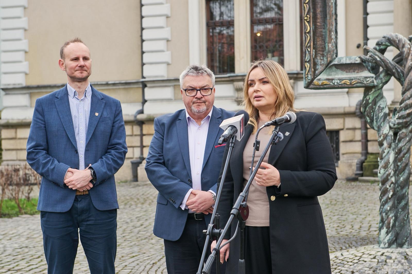 Na zdjęciu od lewej: Łukasz Gorczyński - zastępca prezydent Gliwic odpowiedzialny m.in. za sferę kultury w mieście, Leszek Jodliński - dyrektor Muzeum w Gliwicach,  prezydent Gliwic Katarzyna Kuczyńska-Budka