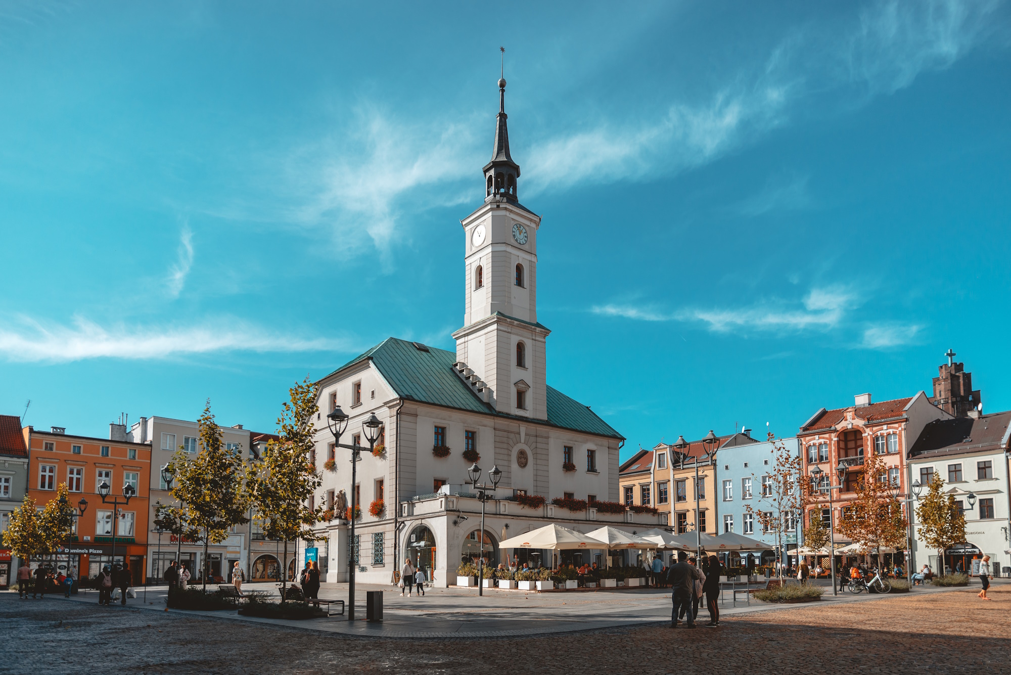 budynek, plac, kobiety i mężczyźni, drzewa