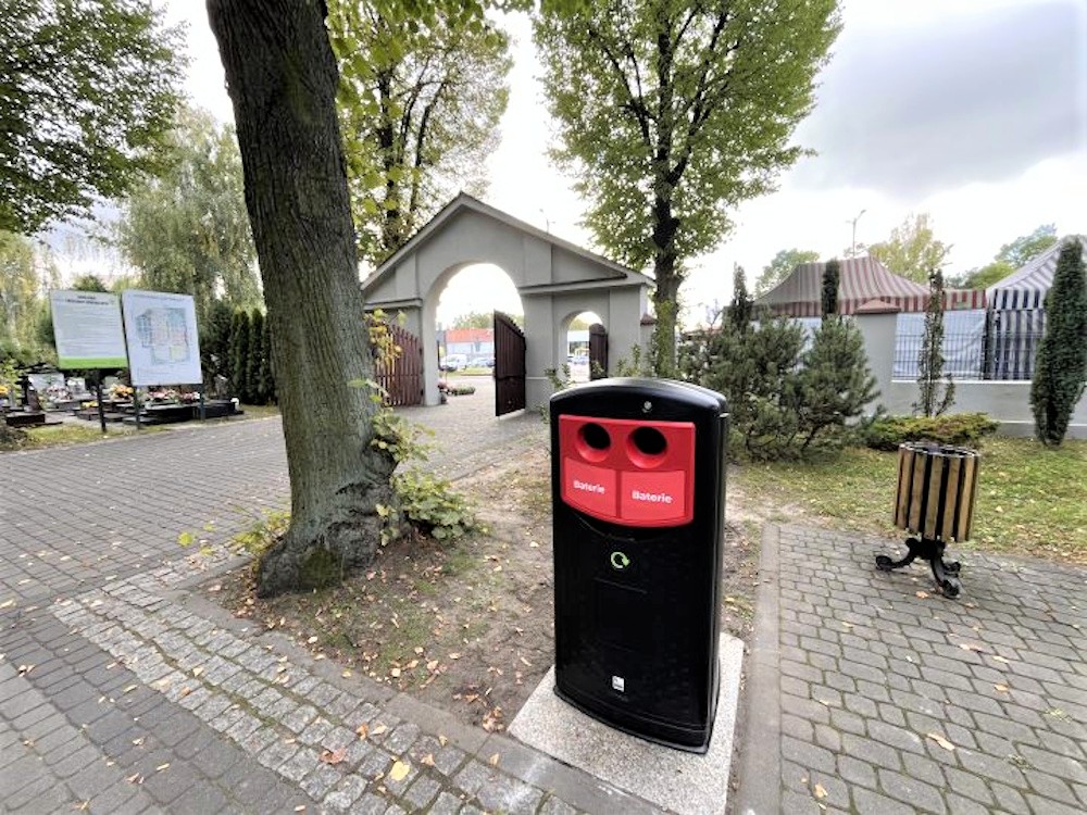 kosze na baterie na cmentarzu