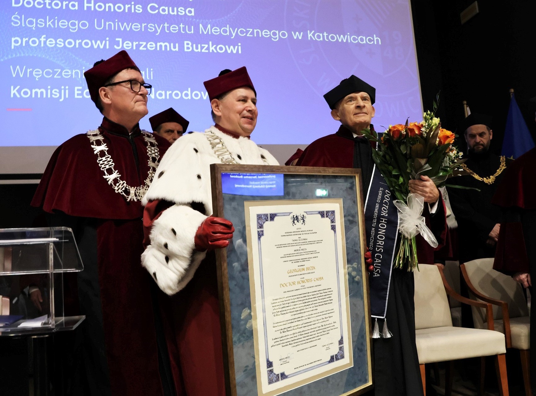 Zdjęciem profesora Buzka z dyplomem