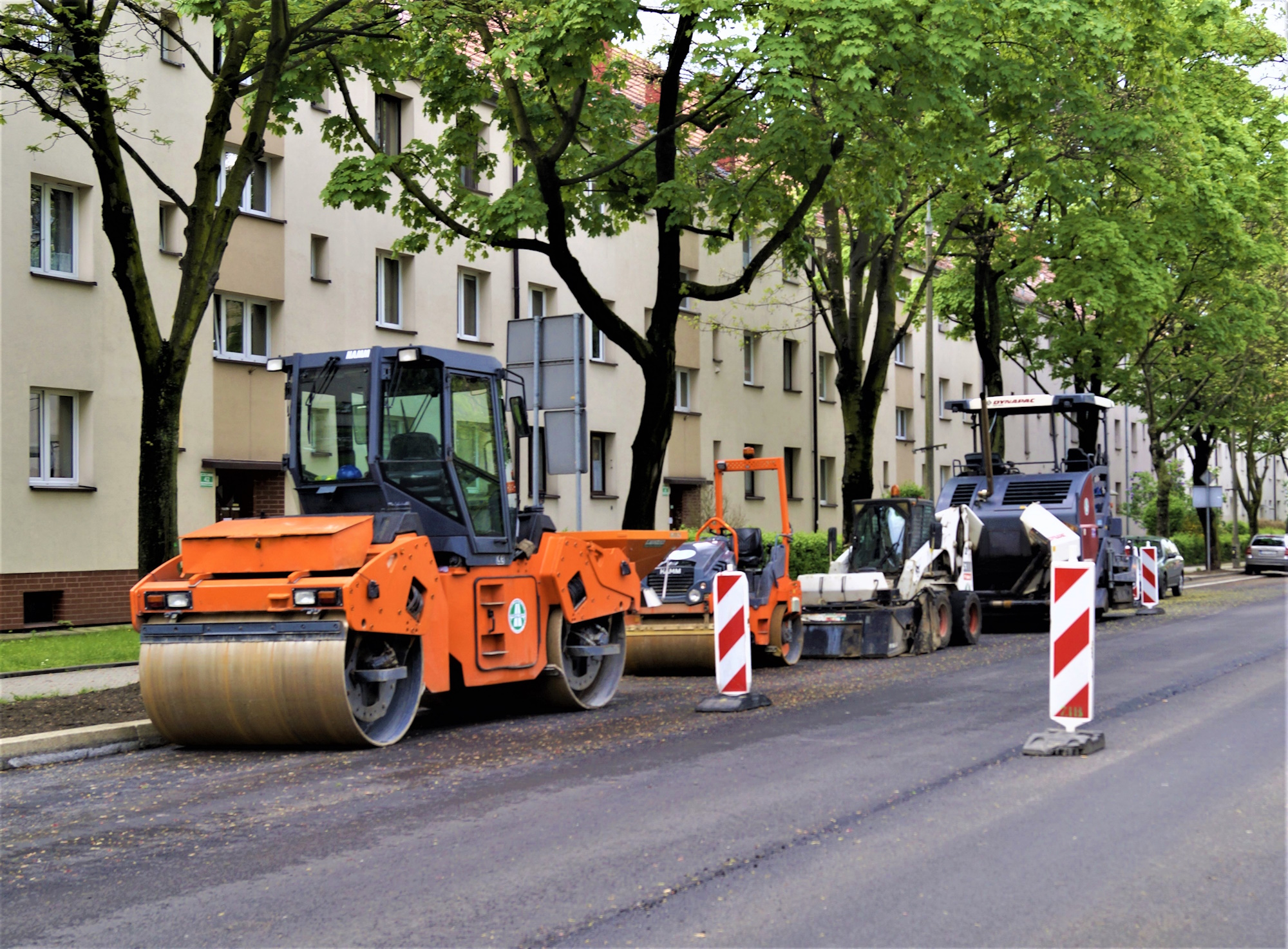 maszyna pracująca na jezdni