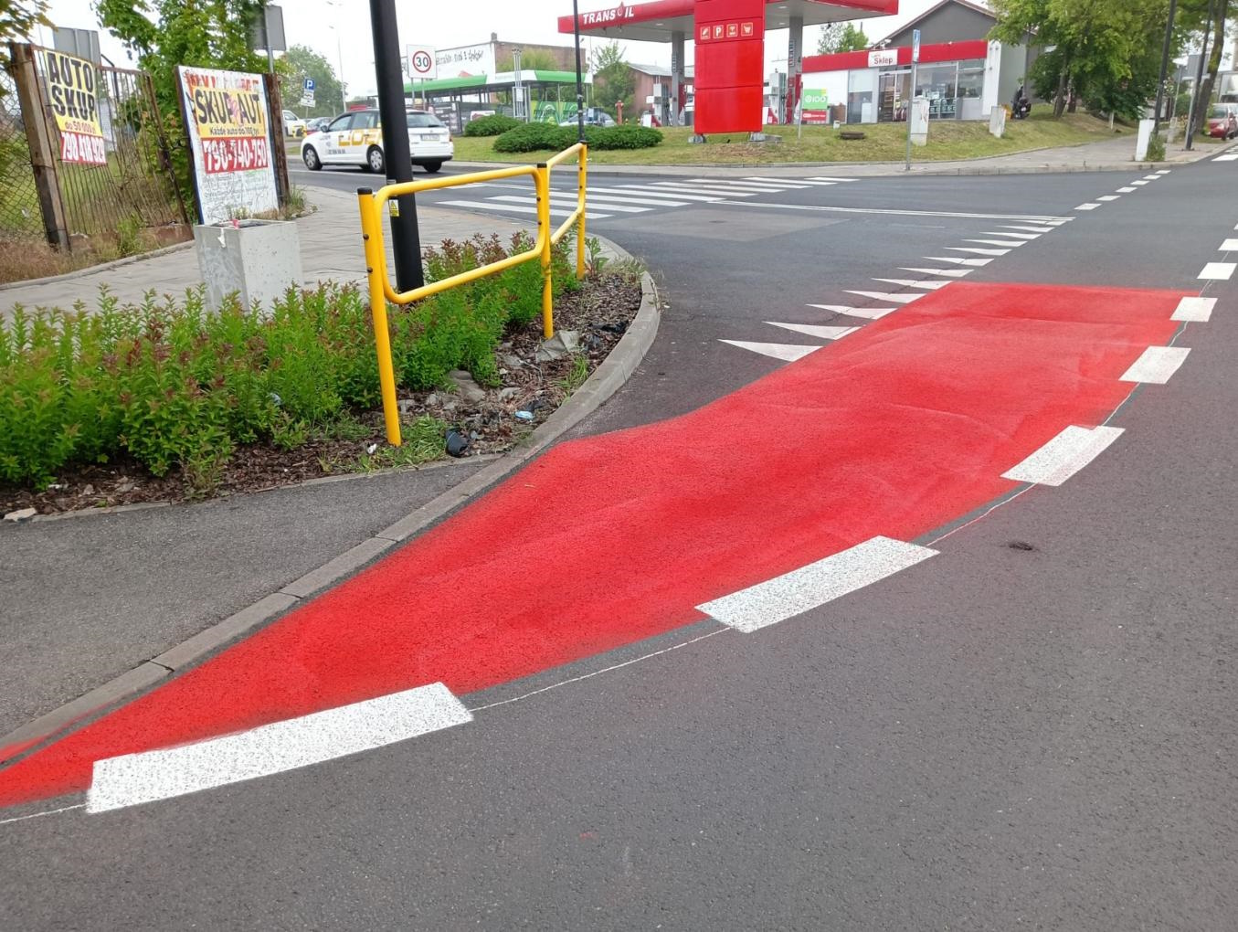 czerwone pasy dla rowerzystów na ul. Tarnogórskiej